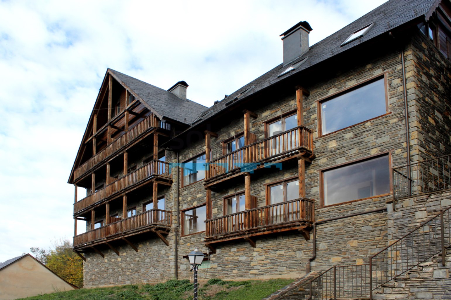 TOWNHOUSE WITH PARKING AND STORAGE ROOM IN THE ARAN VALLEY